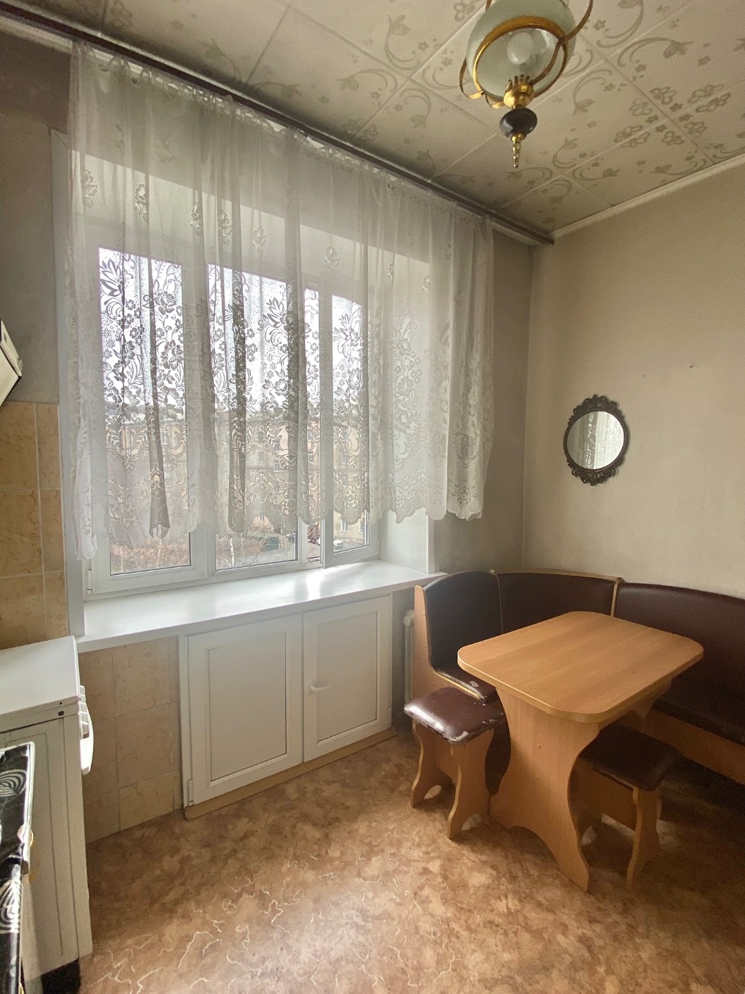 В продаже полнометражная 2-к квартира в Кузнецком р-не! Окна на две стороны, пластиковые окна. Квартира с идеальной планировкой, большим коридором и большой кухней. Балкон с видом на двор. Идеальный вариант для воплощения ваших дизайнерских идей! 
Удобная локация, все в пешей доступности: магазины, 
