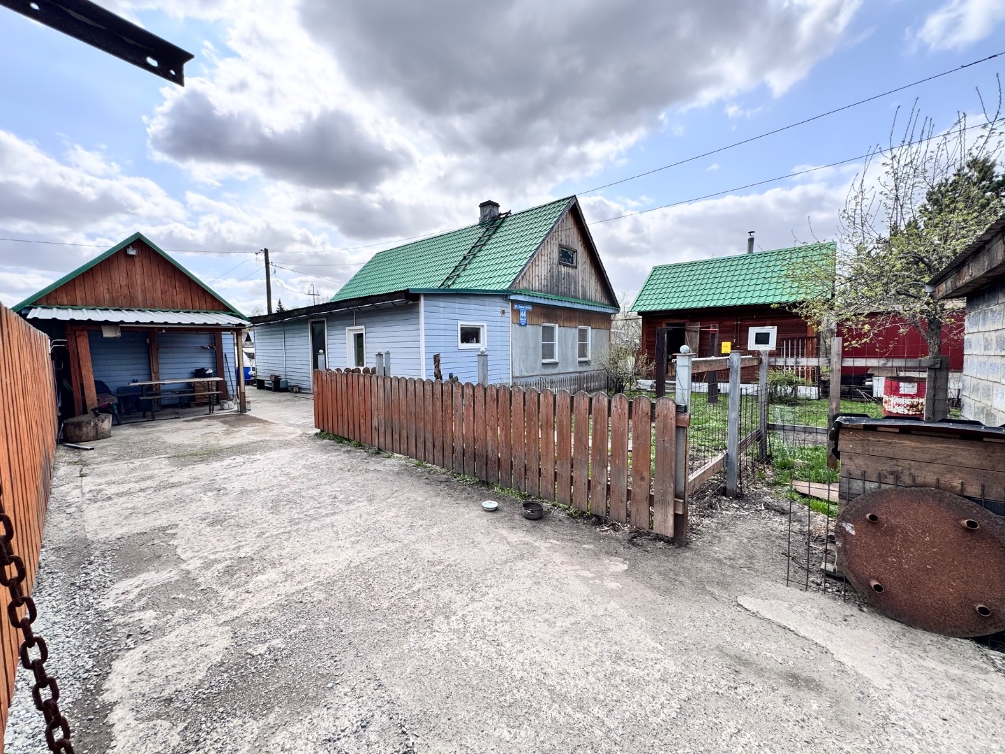 Ищете дом в черте города, но с атмосферой уюта и природы? Наш вариант — именно такой!

Дом находится в центре Новобайдаевского района — удобное расположение: рядом остановка, магазины, ТЦ, аптеки, две школы, детский садик и всё необходимое. 

До всех объектов инфраструктуры 2 минуты на авто или 10 п