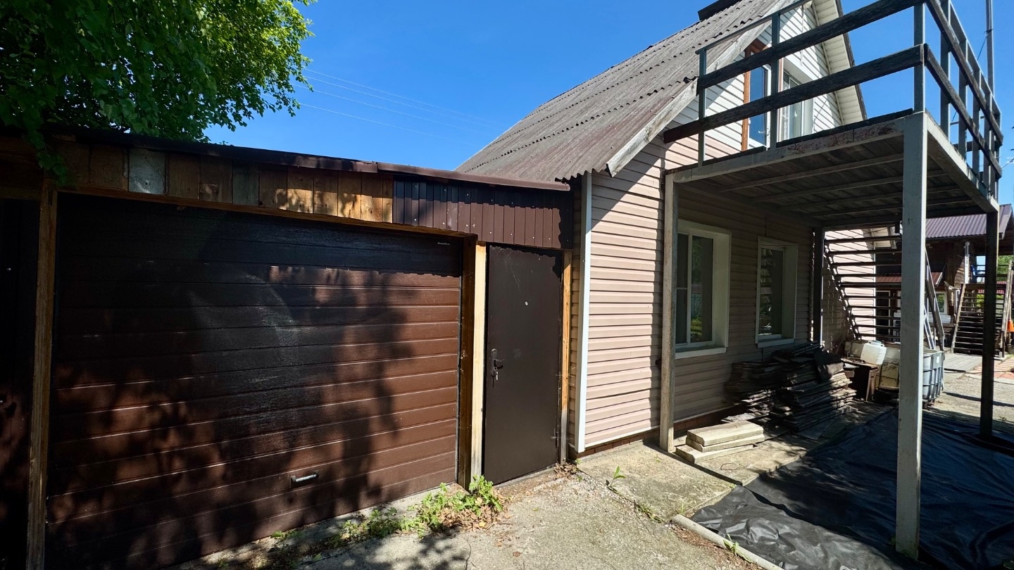 Готовая дача с пропиской у леса и моря – живите в идеальном месте уже сегодня!

Ключевые преимущества:

✔ Дом и баня под ключ – двухэтажные, с санузлами, построены с душой из качественных материалов.  
✔️ Гараж металлический. 
✔ Всё для комфорта – электричество, вода из скважины, летний водопровод