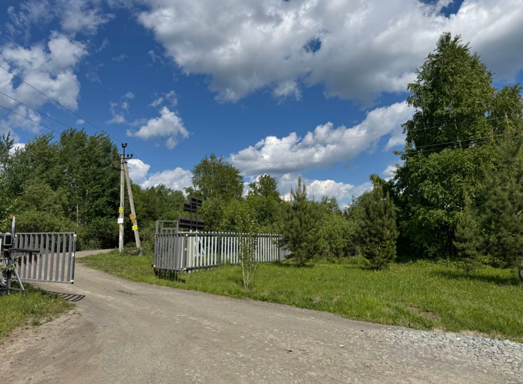 Предлагаю к продаже земельный участок  №46  (10 соток ) в развивающимся Рыбачим (ДНТ Удачное). На территории ДНТ чистое озеро и берег . Участок  ровный , правильной прямоугольной формы. Подведено электричество, дороги всегда почищены, соседи проживают круглогодично.
До поселка 3 км от федеральной тр