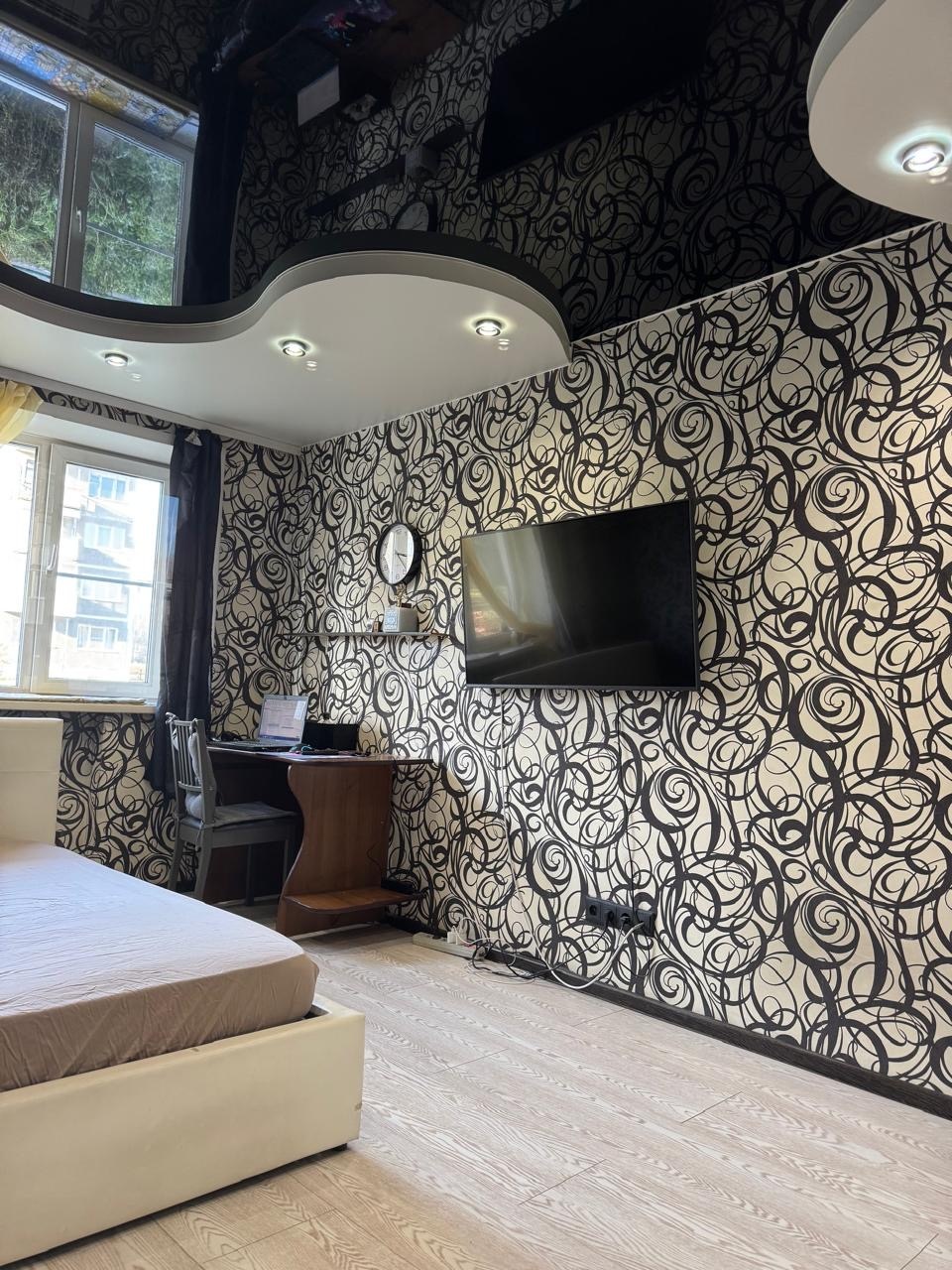 Продаётся уютная 3-комнатная квартира в Кузнецком районе Новокузнецка!

Локация: 
Самое удачное место в Кузнецком районе — тихая, благоустроенная локация с развитой инфраструктурой: Гимназия 10 во дворе, три детских садика, магазины, торговый центр, остановки общественного транспорта, Кузнецкая креп