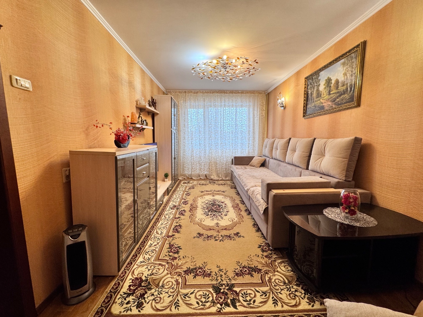 Продаётся уютная квартира в самом сердце Новоильинского района, г. Новокузнецк!
Идеальное расположение для комфортной жизни — вся инфраструктура рядом:

- Школа прямо во дворе
- детские сады во дворе дома
- Начальная школа-сад
- Дом детского творчества
- Магазины и супермаркеты, торговый центр Парус