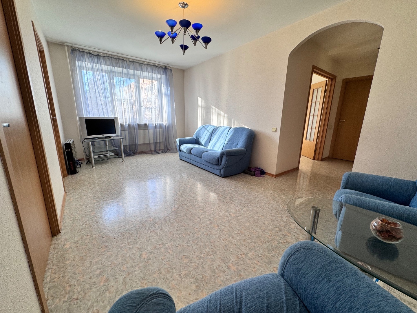 Продаётся просторная в Центральном районе — отличное решение для тех, кто ценит комфорт и удобство городской жизни.

Квартира имеет продуманную перепланировку: Три жилые комнаты, увеличенная кухня-столовая и большой санузел создают максимум пространства. 

Выполнен качественный капитальный ремонт: з