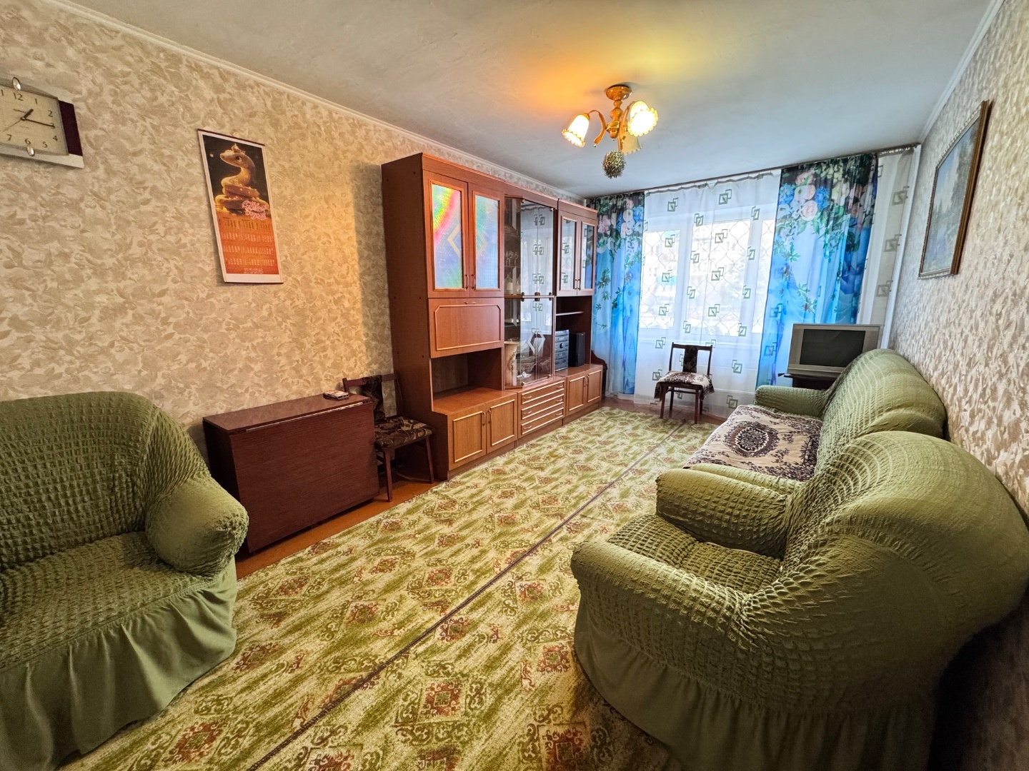 Продаётся светлая 2-комнатная квартира в Орджоникидзевском районе г. Новокузнецка.
 Состояние жилое: чисто, аккуратно, пластиковые окна, квартира теплая. 

Мебель и техника остаются новому владельцу — отличный вариант для последующей сдачи в аренду без дополнительных вложений.

Тем, кто рассматривае