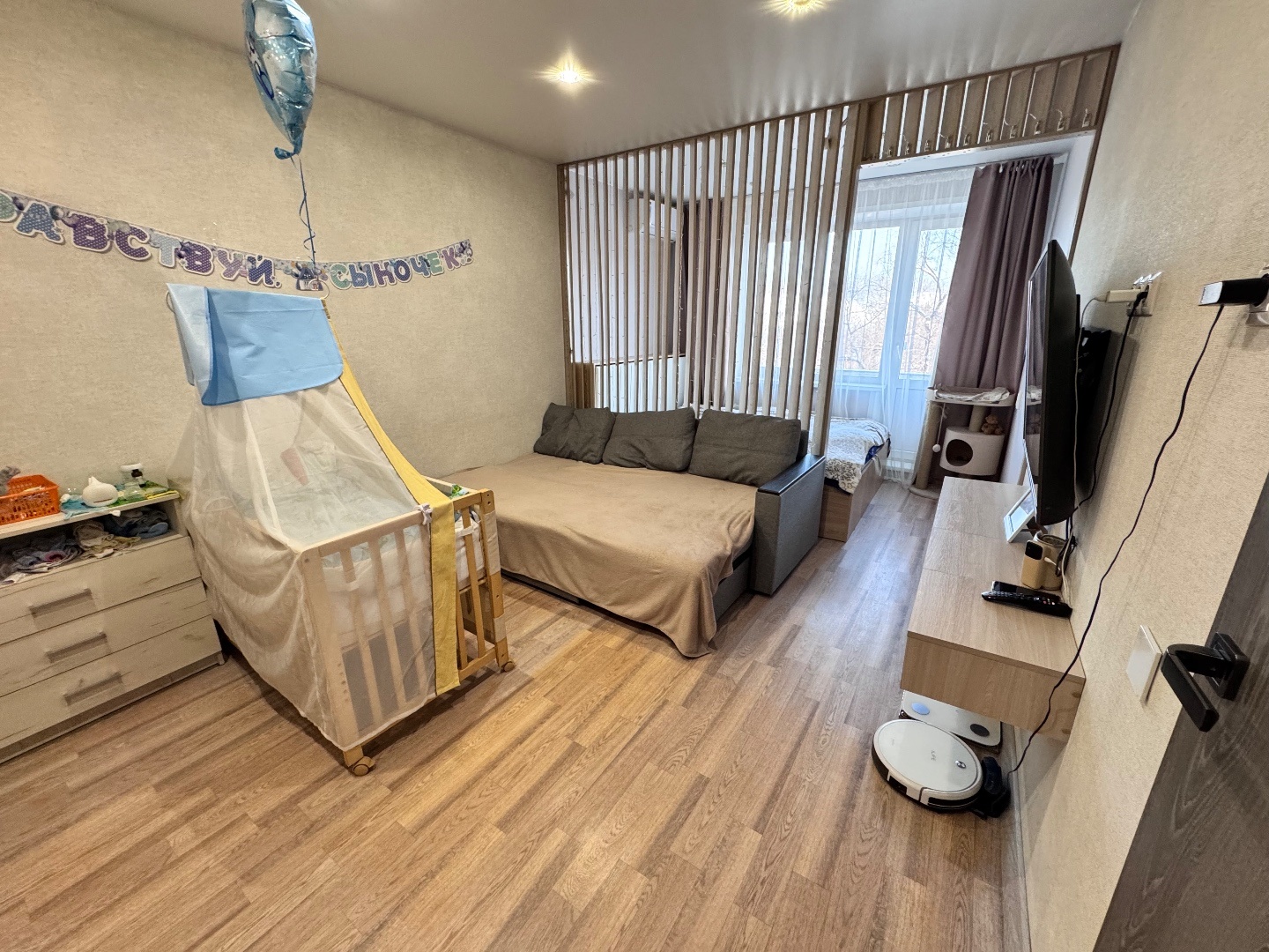 Продается просторная 1-комнатная квартира улучшенной планировки.

О квартире: Огромная комната, большая кухня и просторный коридор. Есть место для хранения: вместительная кладовка в прихожей (возможна организация гардеробной).

Ремонт: Новая сантехника, проводка заменена на медную, свежие обои, во в