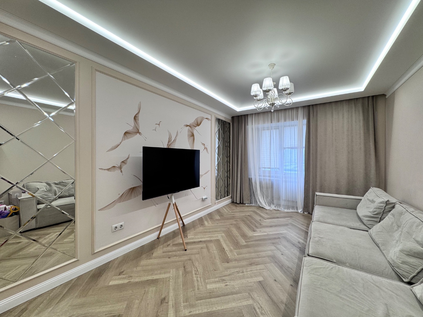 Предлагается просторная 3-к квартира в элитном доме, расположенном в самом центре Новокузнецка. Это возможность приобрести недвижимость на одной из лучших локаций города.

О квартире:
В объекте выполнен качественный современный ремонт с использованием хороших материалов. Вся мебель и техника остаютс