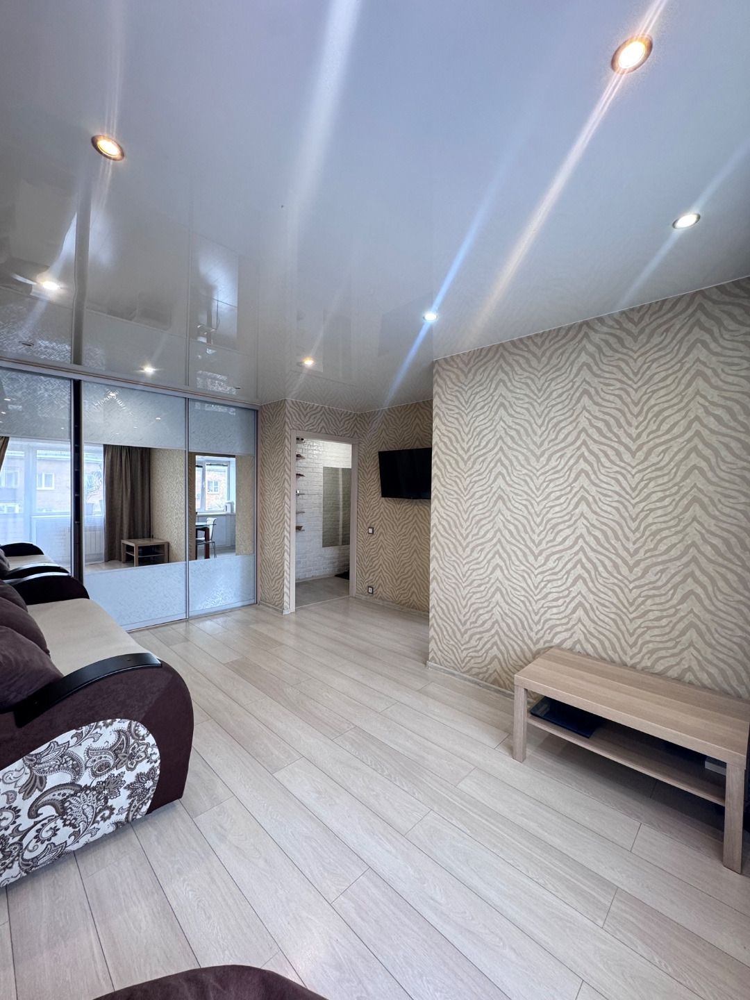 Продаётся уютная 2-комнатная квартира в Кузнецком районе.

В квартире выполнен капитальный ремонт: полностью заменена электропроводка (медная), обновлена сантехника, стены выровнены, на полу — качественный ламинат. 

Ремонт делался для себя, с вниманием к деталям и комфортом для проживания. 

В наст