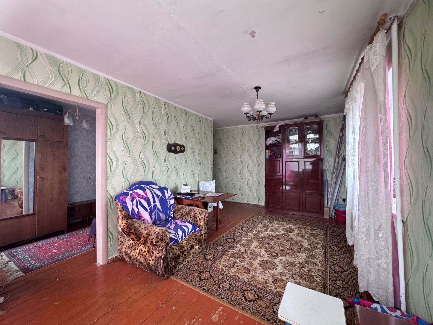 Продаётся 2-комнатная квартира в Кузнецком районе.

Квартира требует ремонта, что даёт отличную возможность реализовать собственные дизайнерские идеи и создать интерьер полностью под себя. 

При этом уже выполнены важные работы: обновлена электропроводка в зоне кухни и в санузле, где также полностью