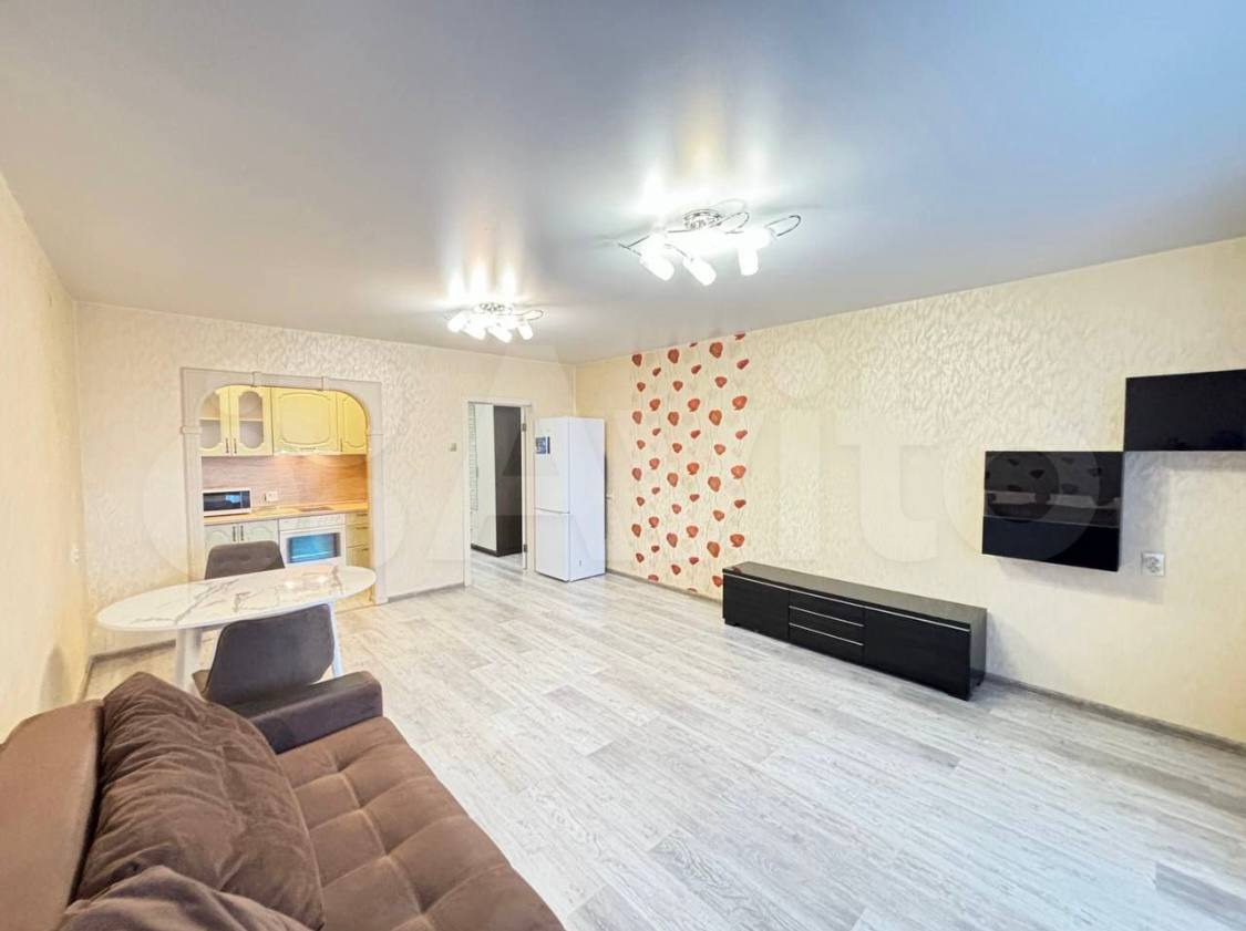 В продаже просторная ухоженная студия на высоком этаже с видовыми характеристиками.
В квартире есть абсолютно всё для комфортного проживания. Вся мебель и техника остается новому собственнику.
По документам нет никаких нюансов.
Покажем в любое удобное время.