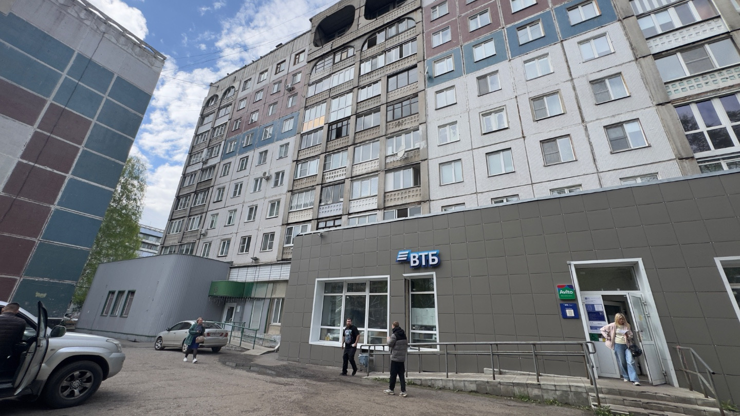Продаётся коммерческое помещение кабинетного типа в одной из самых востребованных и центральных локаций Новоильинского района. 

Объект расположен в жилом доме, в месте с хорошей проходимостью и удобной транспортной доступностью — локация, которая уже работает на бизнес.

Помещение в хорошем состоян