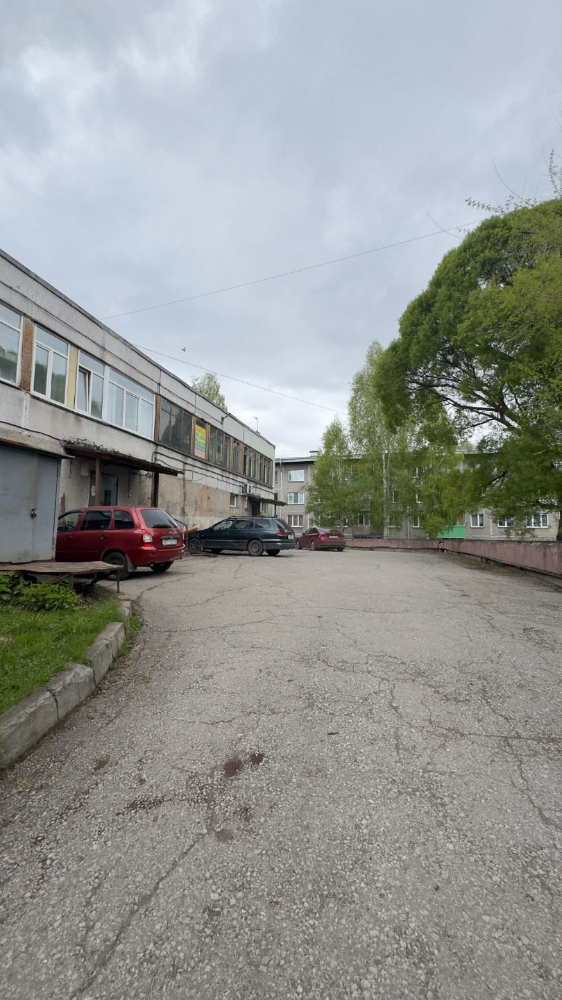 Продаётся коммерческое помещение в отдельно стоящем здании, расположенном в одной из самых востребованных локаций Новоильинского района. 

Объект находится в активной коммерческой зоне, где уже успешно ведут деятельность различные предприятия и бизнесы, что обеспечивает стабильный поток клиентов и в