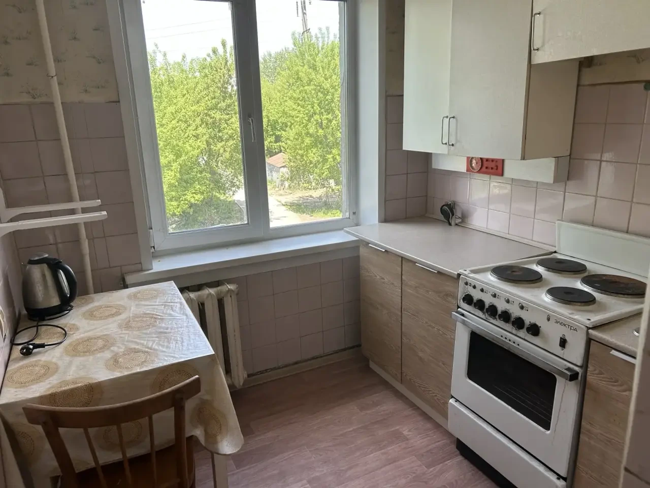 В продаже просторная двухкомнатная квартира.
Вы сможете реализовать свои самые смелые фантазии по ремонту.
Дом очень теплый, квартира светлая.
Расположена в удаленном от проезжей части, что обеспечит тишину и комфорт. Ухоженный подъезд, доброжелательные соседи.
Вся необходимая инфраструктура в шагов