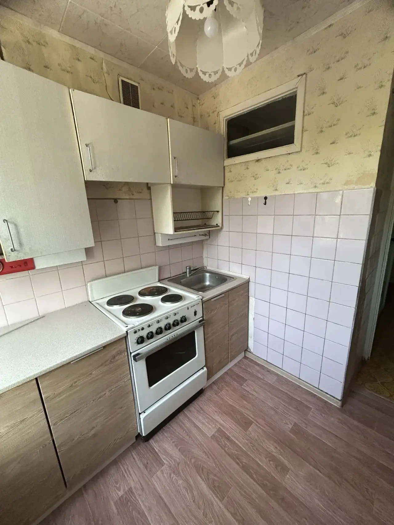В продаже просторная двухкомнатная квартира.
Вы сможете реализовать свои самые смелые фантазии по ремонту.
Дом очень теплый, квартира светлая.
Расположена в удаленном от проезжей части, что обеспечит тишину и комфорт. Ухоженный подъезд, доброжелательные соседи.
Вся необходимая инфраструктура в шагов