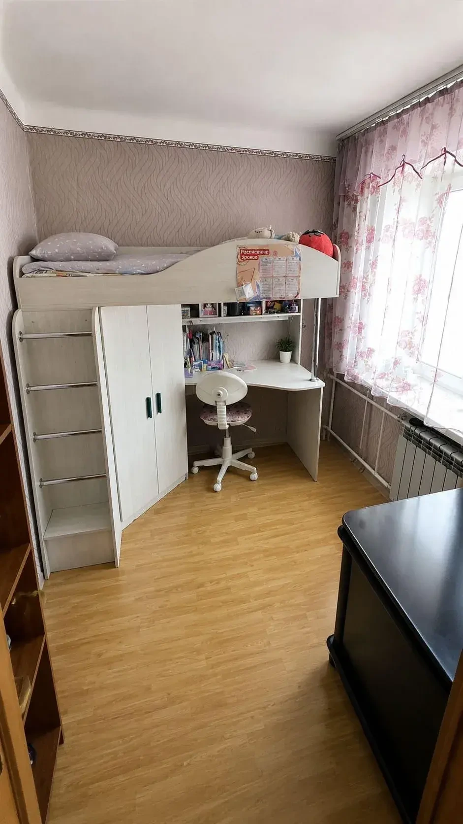 В продаже компактная, но многофункциональная квартира на втором этаже. 
Всё необходимое для комфортного проживания в шаговой доступности. На первом этаже коммерция, но не продукты.
Установлен кондиционер, останется новому покупателю.
Квартира очень теплая, светлая.
Отличный вариант для молодой семьи