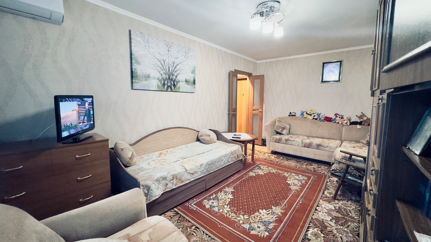 Продается 1-комнатная квартира в Заводском районе Новокузнецка.
Дом расположен в одной из самых востребованных локаций района. 

Во дворе — два детских сада, сразу за домом — еще один детский сад, школа и Дом детского творчества. Рядом магазины, аптеки и остановки общественного транспорта — всё необ