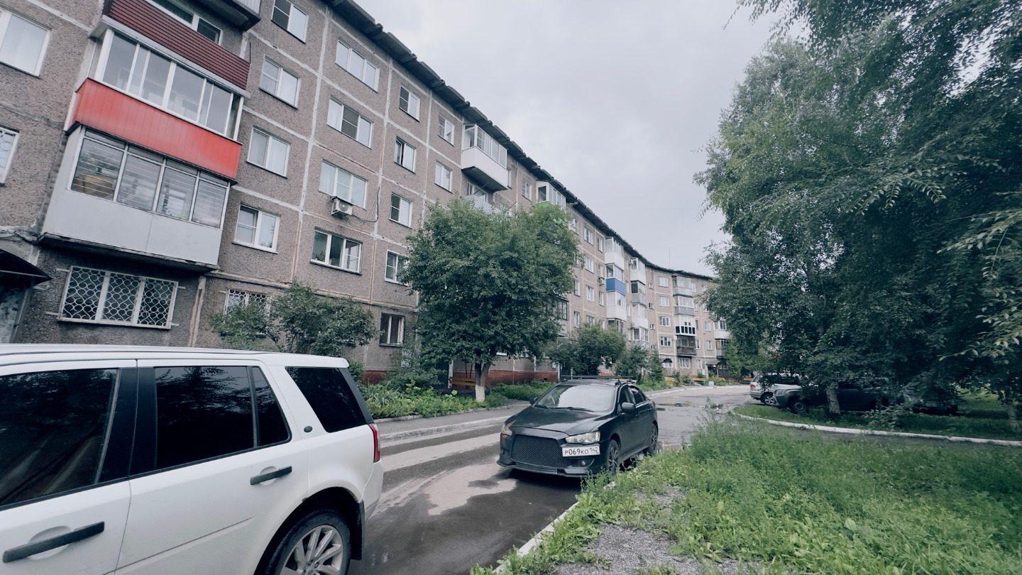 Продается 1-комнатная квартира в Заводском районе Новокузнецка.
Дом расположен в одной из самых востребованных локаций района. 

Во дворе — два детских сада, сразу за домом — еще один детский сад, школа и Дом детского творчества. Рядом магазины, аптеки и остановки общественного транспорта — всё необ